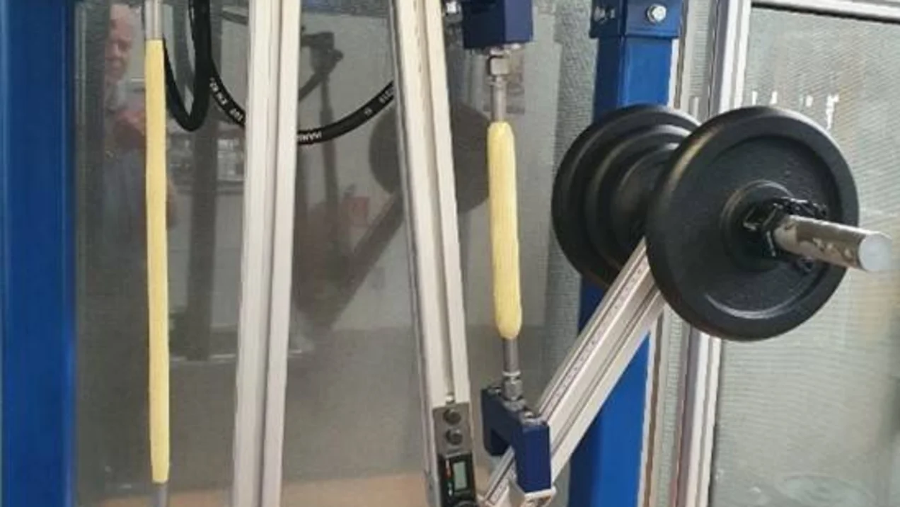 Versuchsaufbau eines Antriebssystems mit hydraulischen Muskeln