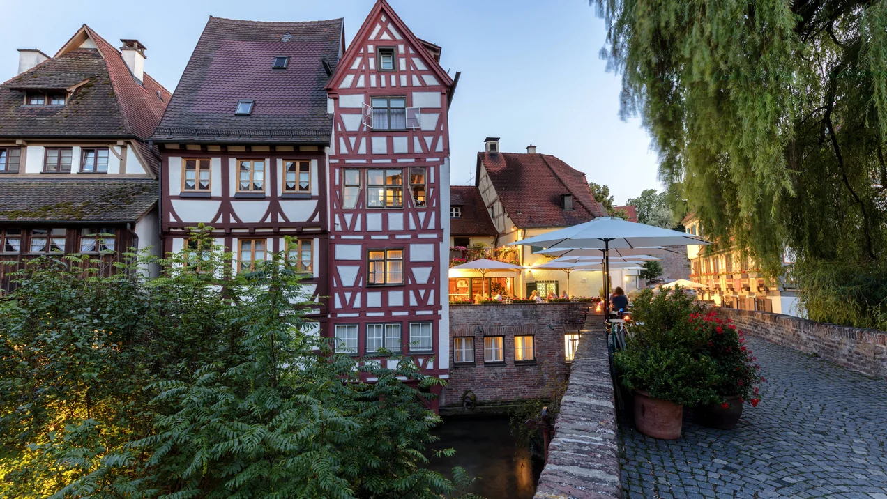 Ulmer Fischerviertel mit historischen Fachwerkhäusern und Wasserlauf in der Altstadt von Ulm.