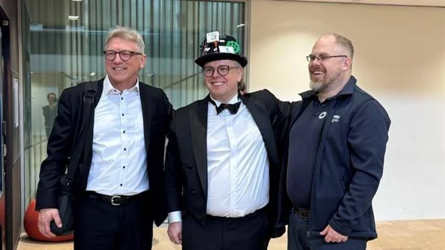 von Links: Prof. Gerd Heilscher, Promovend Falko Ebe mit Doktorhut, Heiko Lorenz