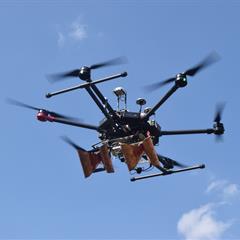 Eine Drohne mit Radarsensor spürt die Minen aus der Luft auf